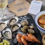 La mer street food coquillages : huîtres sur glace près du Vieux-Port à Marseille