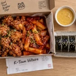 k-town street food voltaire : wings boneless et tteokbokki sauce rouge